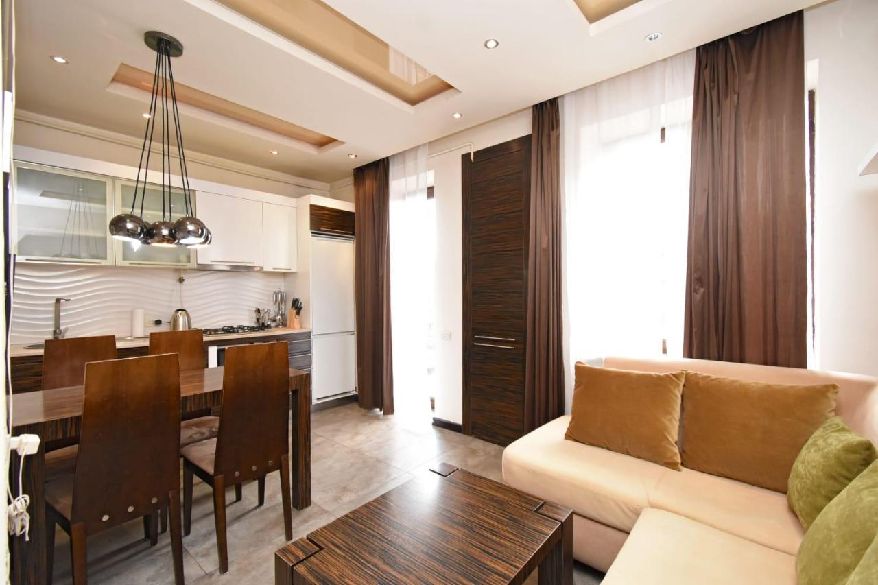 Galaxy Inn Luxury Hostel In Center เยเรวาน ภายนอก รูปภาพ